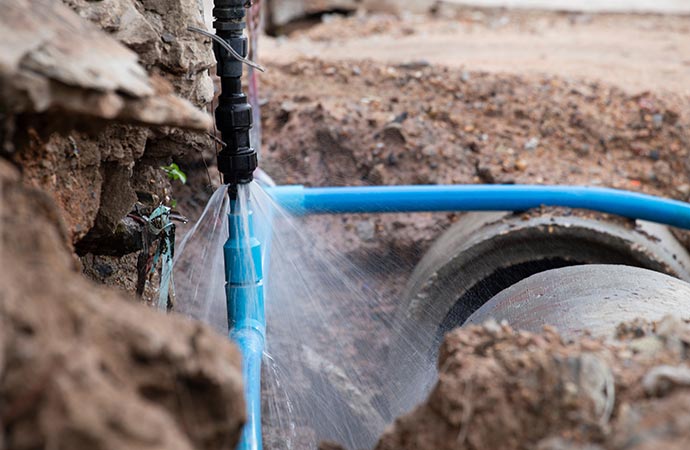 main water pipe break exposing on the spraying water and the pipe